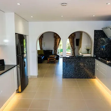Camaleao Villa *